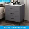 Mesita de noche de madera maciza de lujo ligero pintada en spray tres cajones encimera de roca simple moderna elevada para dormitorio armario de almacenamiento de alta calidad para el hogar