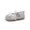 Zapatos Planos de Moda con Lazo de Mariposa para Bebés Niñas Primavera 2026 Nuevo Estilo Coreano Calados Versátiles Calzado Exterior Zapatos Pequeños de Cuero