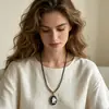 Colar com pingente floral em relevo preto e branco, ornamento oval floral em relevo branco com borda dourada