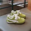 Sapatos Femininos 2026 Verão Novos Tênis Vermelhos Infantis para Meninas, Malha Solado Macio Sapatos de Treino Princesa