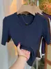 Elegante camiseta de algodón acanalado con cuello en U y manga de tres cuartos para mujer, nueva moda de principios de otoño 2026, versátil, ajustada, moderna, camiseta básica