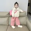 Conjunto de jaqueta acolchoada de algodão quente e calça de algodão rosa para meninas outono e inverno de 2026, conjunto de duas peças de jaqueta acolchoada de algodão floral e calça de algodão para bebês meninas
