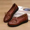 Sapatos de couro de tamanho grande para todas as estações, sola macia, antiderrapante, sola de poliuretano confortável, estilo chinês, sapatos únicos para mães de meia-idade e idosos, estilo étnico, mulheres