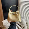Bolsa de mão de luxo leve de nicho de alta qualidade para mulheres 2026 nova primavera e verão super quente para o dia a dia bolsa de ombro único transversal tipo balde