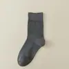 Calcetines Zhuji calcetines anti-pilling calcetines de color liso calcetines de algodón calcetines de tubo medio para hombre absorbentes del sudor transpirables medias para hombre calcetines de negocios simples