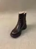 Estas botas de nieve de estilo retro, con suela gruesa y punta redonda para mujer, cuentan con una cremallera lateral, forro de felpa para abrigar y son adecuadas para el uso casual y para ir al trabajo.