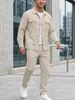 A fábrica de origem pode personalizar conjunto de duas peças masculino em malha waffle com jaqueta cardigã de lapela com dois bolsos e calça comprida com cordão