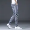 Jeans de alta gama azul claro para hombre, temporada primavera-verano, corte slim, nuevos 2026, versátiles, elásticos, casuales, pantalones largos
