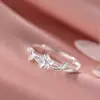 Anillo de flor bañado en plata 925, anillo abierto liso de nicho de lujo ligero para mujer, anillo popular de gama alta para el dedo índice