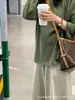 Camiseta verde de cuello redondo y manga larga para mujer, prenda interior de otoño, nuevo estilo coreano 2026, hombro normal, corte relajado, top elegante