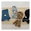 Novo cachecol corta-vento de outono e inverno para crianças, cor sólida, design trançado tridimensional, unissex, versátil, com pompons, para aquecimento e proteção do pescoço