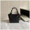 Sencilla, elegante y con textura retro, esta bolsa tipo cubo 2026 para uso diario, cruzada, de hombro, de mano y para llevar debajo del brazo es perfecta para mujeres.