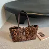 Bolsa de ombro de camurça com estampa de leopardo vintage estilo coreano, moderna e estilosa, bolsa de axila única, bolsa tote com vibe descontraída de nicho