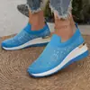 Nova coleção 2024 de sapatos femininos plus size para exportação: bico redondo, salto plataforma, modernos, com enfeites de strass, esportivos e casuais slip-on, disponíveis em estoque
