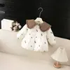 Abrigo de algodón dulce estilo coreano para bebé niña con solapa grande, ribete de volantes y estampado floral acolchado, adecuado para bebés e infantes para usar al aire libre en otoño e invierno