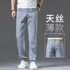 Calça jeans ultra fina de seda gelada para homens, calça masculina fina de verão, azul Tencel, novo modelo 2026, calça comprida elástica e leve