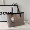 Bolso de mujer de alta gama y gran capacidad 2024 nueva moda bolso de hombro simple diseño nicho estilo extranjero bolso tote para ir al trabajo