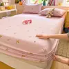 Juego de Tres Piezas de Sábana Bajera Ajustable y Funda de Almohada de Gasa Suave de Doble Capa con Estampado de Conejo Rosa de Princesa para Cama de Estudiante