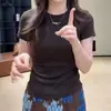 Nova moda feminina de verão, camiseta slim fit que realça a cintura com design de costas vazadas, manga curta, top estiloso de cor sólida para mulheres