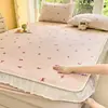 Colcha con diseño de encaje, acolchada y rellena, pieza única, cubierta de cama de invierno gruesa y con forro polar, protector de colchón, juego de tres piezas