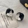 Novos Brincos Dourados Retrô 2026 para Mulheres, Estilo Popular de Hong Kong, Brincos de Alto Padrão e Elegantes, Brincos de Metal com Design de Nicho
