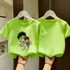 Nova Camiseta Infantil de Manga Curta com Estampa de Letras de Desenho para Meninos Jovens, Top Tendência e Fashion de Meia-Manga
