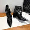 Novas botas femininas curtas para garotas estilosas, tamanho grande, nicho outono/inverno 2026, salto grosso, bico fino, com fivela de cinto