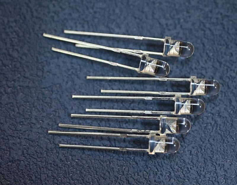 深圳白发绿灯绿光f3灯珠有边短脚3mm插件圆头透明高亮翠绿色led灯珠3V生产厂家