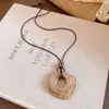Colar com cordão de couro retrô e pingente oval, um acessório de moda luxuoso e estiloso, perfeito para combinar com suéteres, uma joia única e versátil para mulheres