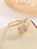 Anillo de Luz de Zirconia Incrustada en Oro Real Chapado en Cobre Transfronterizo Europeo y Americano Lujo Ligero Sensación de Alta Gama Anillo para el Dedo Joyería de Mano Versátil Fabricante Venta al por Mayor en Stock