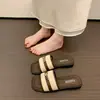 Sandalias tejidas con hebilla metálica y punta cuadrada para mujer 2026 Nuevo estilo de verano Estilo vacacional Sandalias sin cordones de tacón bajo Sandalias perezosas
