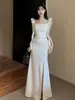 Vestido burdeos de cuello cuadrado con tirantes de volantes, diseño plisado, ajustado, con abertura y cola de pez, vestido largo de anfitrión de banquete