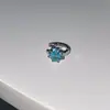 Pendientes de Alfiler Recto con Forma de D de Trébol de Cuatro Hojas Brillantes Personalidad Versátil Brazaletes para Orejas Tachonados de Diamantes Pendientes de Aro para Mujer