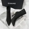 Botines impermeables de plataforma con tacón alto en color nude, un look moderno y elegante para 2026, con acabado de gamuza, tacón grueso, punta fina y efecto adelgazante