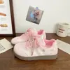 Tênis de treino alemães rosa estilo coreano, com sola grossa, para mulheres, novos de 2026, outono, tênis esportivos casuais brancos versáteis