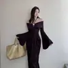 Vestido ombro a ombro estilo francês com mangas sino para o outono de 2026, elegante e sexy, puro e desejável, design sereia, adequado para o trabalho, vestido justo ao corpo