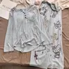 Nuevo conjunto de pijama de manga larga acanalado de seda helada con almohadillas en el pecho para mujer, nuevo estilo de primavera y otoño, conjunto de ropa para el hogar de gato perezoso