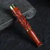 Porta-cigarros em madeira esculpida em formato de dragão, feito de sândalo vermelho africano, com filtro de circulação dupla e espessura ajustável. Disponível para venda por atacado.
