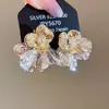 Brincos de Flor Metálica Vazada Estilo Agulha de Prata Europeus e Americanos Transfronteiriços, Brincos Modernos, Simples, Versáteis, Luxo Leve, Brincos de Alta Qualidade para Mulheres