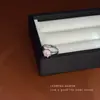 Un Anillo de Diamante Único y Versátil para el Dedo Índice, Estilo Exquisito y de Alta Gama, Adecuado Tanto para Hombres como para Mujeres