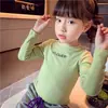 Camisetas de manga larga para niñas de primavera y otoño, ropa elegante para bebés y niños, diseño de letras bordadas de moda estilo coreano, camiseta interior con forro polar