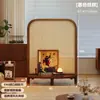 Biombo vintage de madera maciza cuidadosamente seleccionado para la sala de estar, con tejido de ratán como división para la entrada, diseñado para cubrir la puerta directamente frente a la entrada, y un nuevo estante de almacenamiento de estilo retro