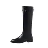 Botas de cavaleiro de couro femininas, novo estilo 2026, botas longas com saltos grossos, enfeites de moedas de ouro pequenas, botas de cano alto, couro genuíno, botas longas de salto baixo