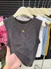 Regata canelada de algodão com gola redonda e sem mangas, estilo minimalista para mulheres, estilosa, rejuvenescedora, versátil, elegante, modeladora, adequada para usar por cima ou como camada, top da moda