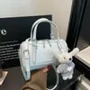 Bolso cuadrado pequeño de nicho de moda estilo coreano para mujer, nuevo modelo primavera 2026, bolso de hombro simple y elegante para el trabajo y uso cruzado