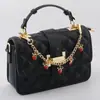 Corrente de bolsa de morango com laço cravejado de diamantes, best-seller transfronteiriço da Amazon, uma corrente extensora de bolsa e pingente delicada e elegante