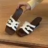 Sandalias planas de cuero suave estilo resort para mujer, con punta cuadrada y tacón grueso, modelo de verano nuevo con tira de hebilla, sandalias elegantes y cómodas que no cansan los pies