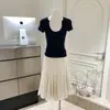 Nueva Llegada de Primavera Camiseta de Manga Corta para Mujer con Cuello en U, Hombros Lisos, Espacio Blanco en la Clavícula, Top Corto Adelgazante
