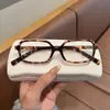 Óculos Pequenos Quadrados Ultra Leves na Cor Tartaruga para Mulheres, Adequados para Lentes de Grau, um Acessório Minimalista e Estiloso para Miopia