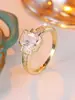 Anillo de Diamante de Corte Cuadrado Estilo Europeo Chapado en Oro Diseño de Anillo con Pequeños Diamantes Incrustados en los Lados